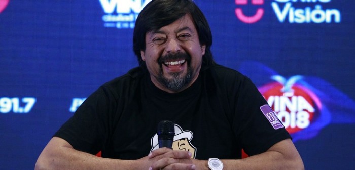 Bomba Fica se gana el primer meme del festival durante presentación de Miguel Bosé