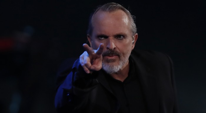 Se sacó selfie con la TV para salir con Miguel Bosé y su hija la delató: captura es viral