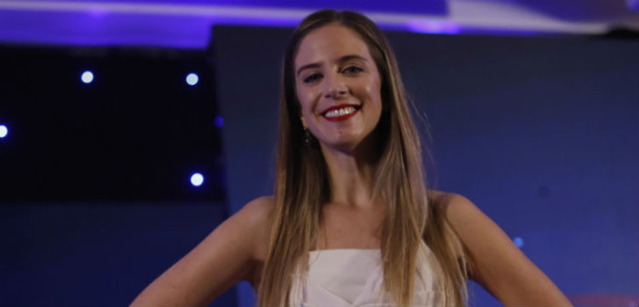 Alison Mandel deslumbró en económico y sentador vestido durante su paso por Viña