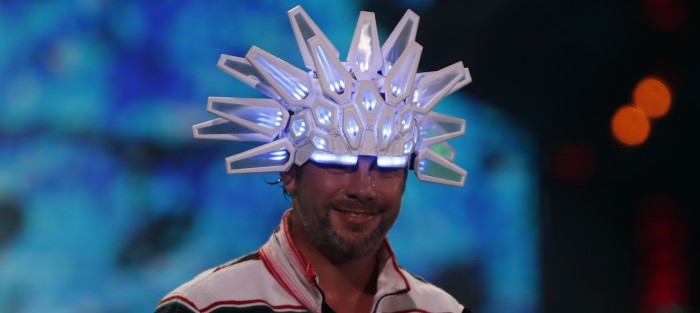 Look del vocalista de Jamiroquai fue comparado con el de un excéntrico chileno