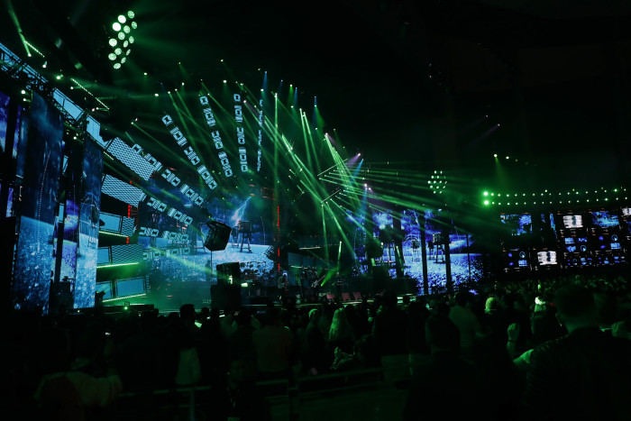 Joven con una pancarta compartió llamativa declaración y se robó las miradas