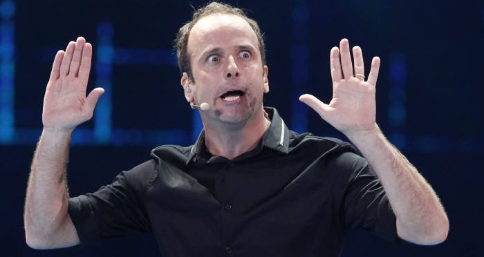 Kramer desató la risa en Festival de Viña con chiste sobre collage entregado a Miguel Bosé