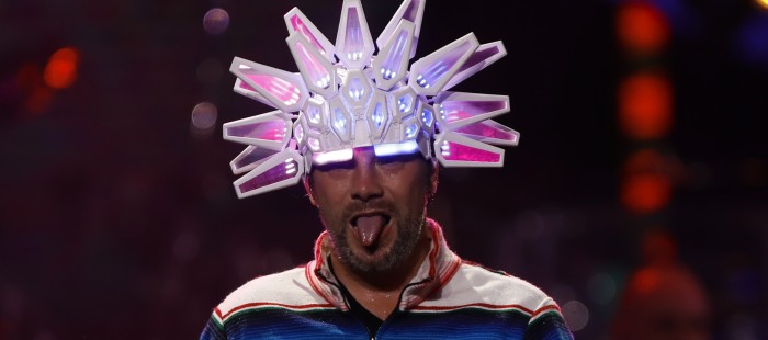 ¿Aburridos? La pasiva reacción de algunos famosos durante presentación de Jamiroquai