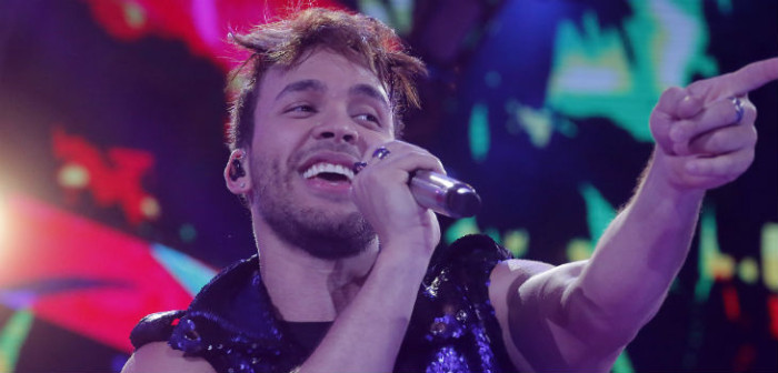 Prince Royce recibe 'golpe' de fanática sobre el escenario: televidente captó el momento