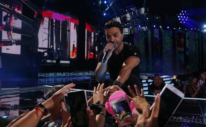 El cartel de fanática de Luis Fonsi que generó críticas divididas en redes sociales