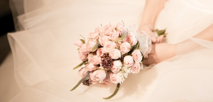 Hombre besó apasionadamente a novia de su hijo el día de su boda: enfureció a invitados