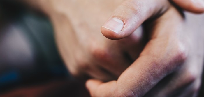 Hombre casi pierde la vida tras hacer sonar sus nudillos: lo atacó una bacteria asesina