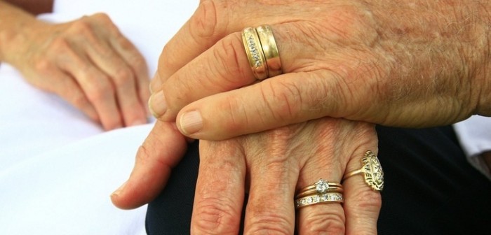 Anciano suplica que no lo separen de su esposa: lo acusaron de abusar de ella