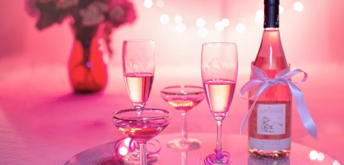 Hombre cenó con las cenizas de su esposa en San Valentín: la imagen te erizará la piel