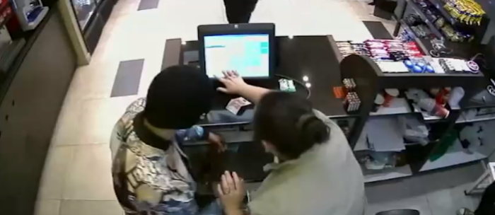 Cámaras de seguridad captan momento en que asaltantes apuñalan a trabajador de servicentro