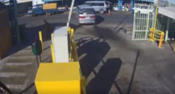 Mujer quedó incrustada en restaurante tras aparente confusión al volante