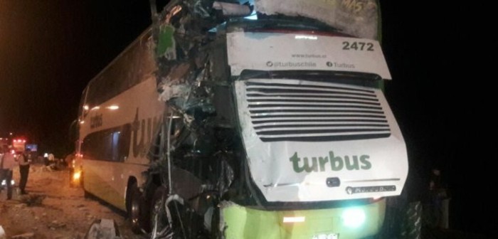 Colisión entre bus y camión en la provincia de Bío Bío deja a un menor herido