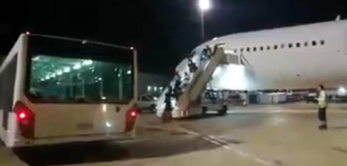 Esta es la verdad tras polémico video de avión sin logo que llegó con haitianos a Santiago