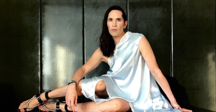 ¡Lo hizo otra vez! Di Mondo deslumbra con llamativo (y colorido) look en Gala de Viña