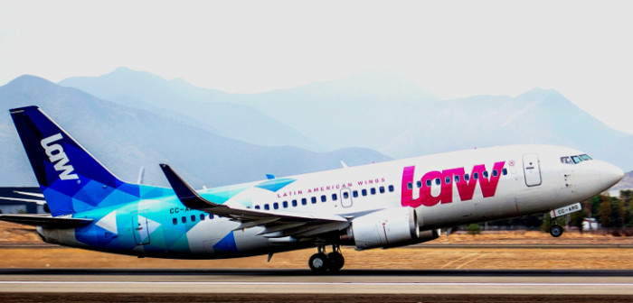 Tras retrasos en sus vuelos: LAW arriesgaría millonarias multas por cada pasajero afectado
