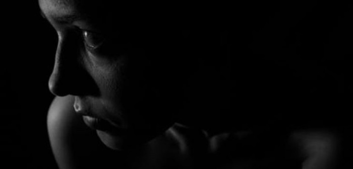 Mujer comparte estremecedoras fotos de su desnutrición: su abuelo le prohibía comer