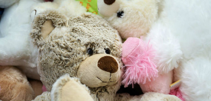 Niño realizó arriesgada maniobra en una máquina de peluches... pero terminó llorando