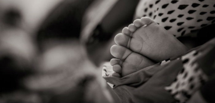 Carabineros encuentra a bebé de 10 meses abandonada: coche estaba en medio de la calle