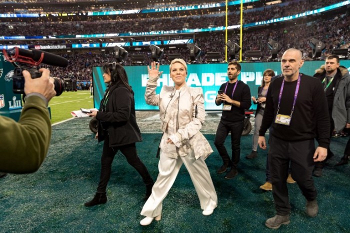 Pink es víctima de troleo tras sacarse el chicle de la boca en medio del Super Bowl