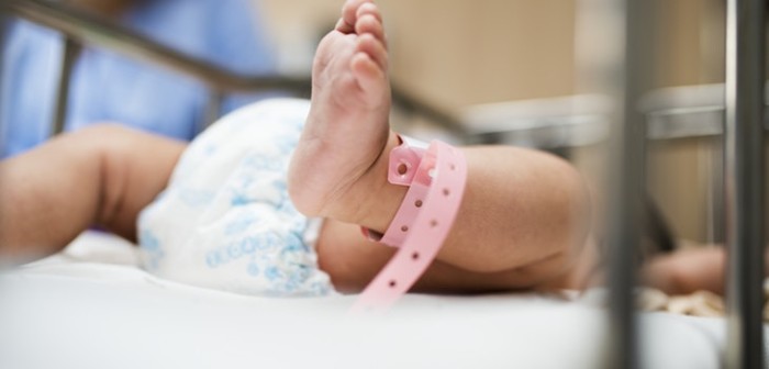 Hombre dejó grave a su hija de tres meses: la golpeó porque no paraba de llorar