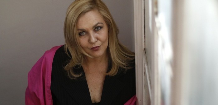 Fiel a su estilo: Pamela Jiles llegó al cambio de mando con plumas y cristales