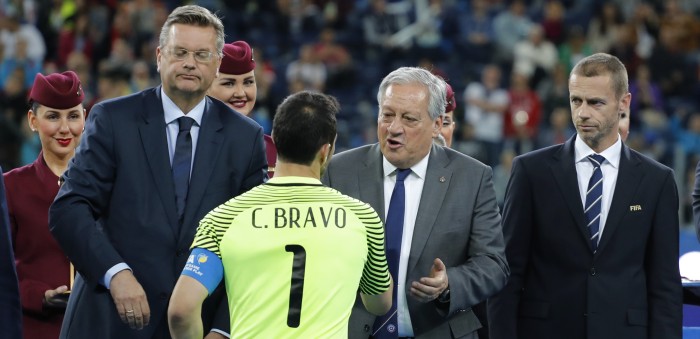 La polémica no se detiene: un furioso Claudio Bravo lanzó duros dardos contra Arturo Salah