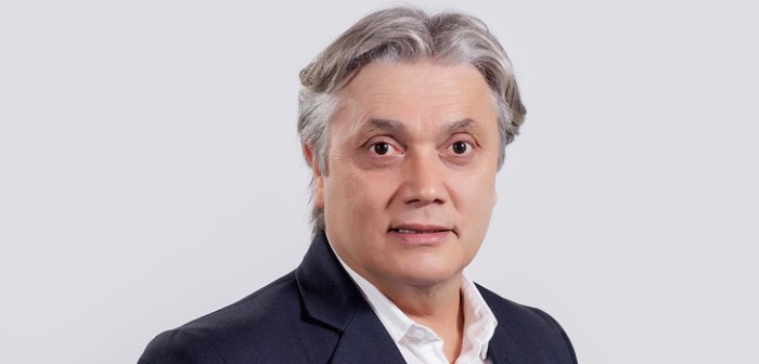 Se defendió: senador Navarro explicó su traspié al pronunciar Red Hot Chili Peppers