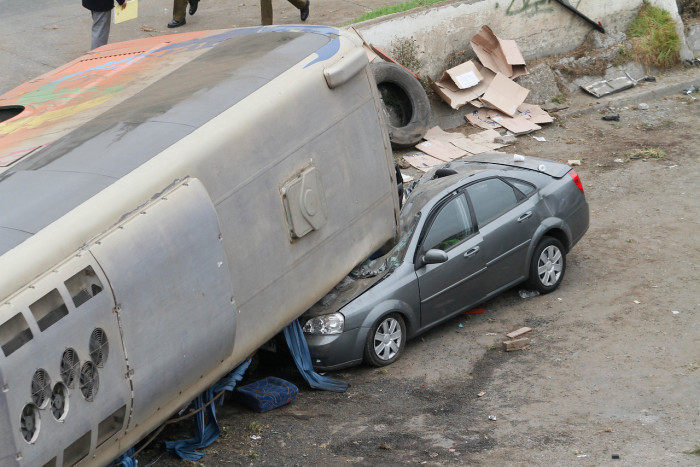 El dramático relato de conductor del auto que fue aplastado por un bus en Valparaíso