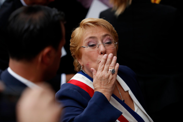 Por Facebook: Bachelet se despide dejando un país 
