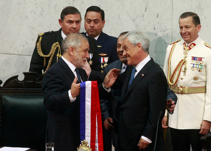 Carlos Montes y el chascarro de la banda presidencial que marcó el cambio de mando