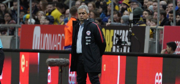 ¿Tiene frío, profe? Look invernal de Reinaldo Rueda sacó risas en el partido de 'la Roja'