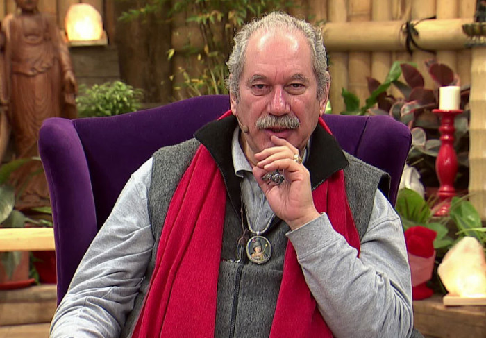 Dos sencillas acciones para protegerte de las malas energías según Pedro Engel