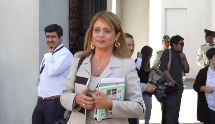 Video registra la caída que Jacqueline Van Rysselberghe protagonizó en La Moneda