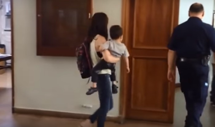 Joven argentina fue a tribunales para regalar a su hijo: este fue su insólito argumento