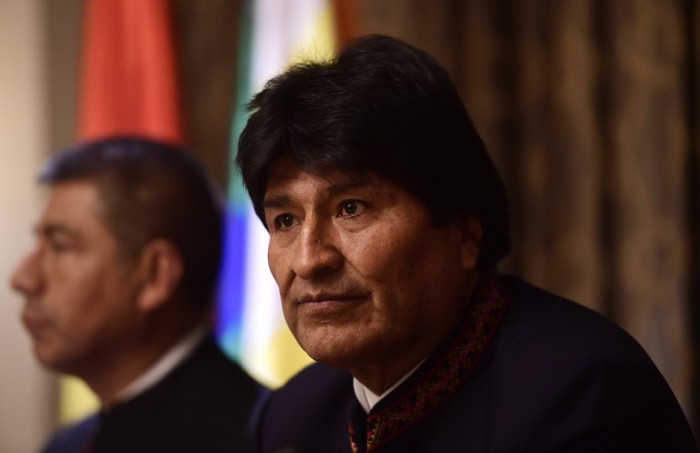 Evo Morales llamó a bolivianos a manifestarse en La Haya: usaron carteles en su contra