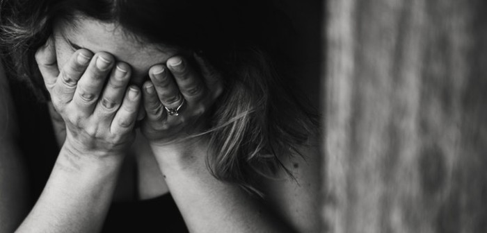 Madre mata a su hijo por miedo a perder su custodia: lo ahorcó con bufanda