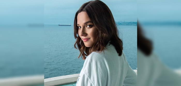 A pesar de las críticas Kel Calderón insiste en utilizar particular prenda de vestir