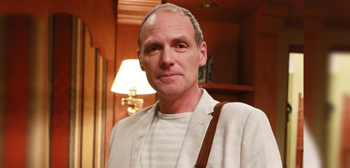 Bastián Bodenhöfer compartió fotografía de su jovial look para la nueva vespertina de TVN