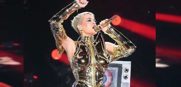 El particular (y travieso) regalo que recibió Katy Perry durante su visita en Chile