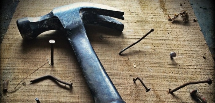 Hombre pasó días con enorme clavo incrustado en el cráneo: tomó aspirinas para el dolor