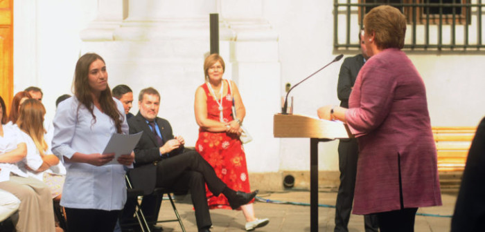 Respuesta de Bachelet a médico antiaborto que interrumpió actividad sacó aplausos