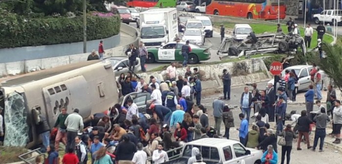45 lesionados dejó violento accidente en Valparaíso: bus volcó y auto quedó aplastado