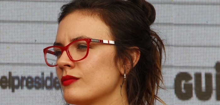 Camila Vallejo se lanzó en picada contra tuitero que hizo análisis de su ropa en redes