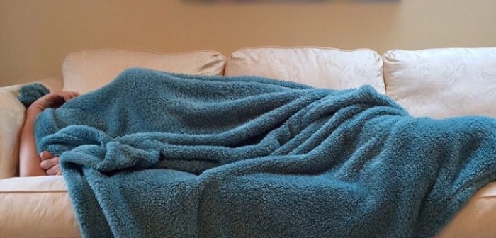 Ladrón entró a una casa para robar...pero se quedó dormido en el sillón y no lo logró