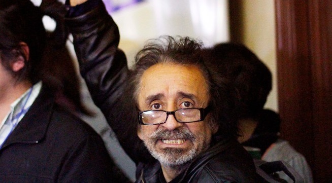 Un rockstar: Florcita Motuda jura como diputado con su emblemático traje estrellado