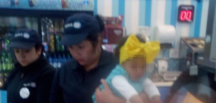 Polémica situación en heladería Savory: joven madre tuvo que atender con su bebé en brazos