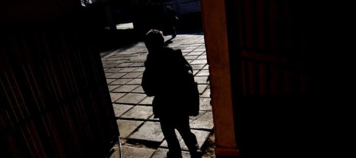 Encuentran a niño de 2 años caminando solo en calle de Calama: estaba descalzo