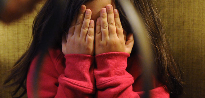 La pena que arriesgan padres acusados de violar a su hija y vender abusos a web porno