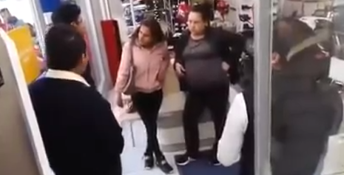Captan 'escape de película' de dos mujeres que robaron par de zapatillas en mall mexicano