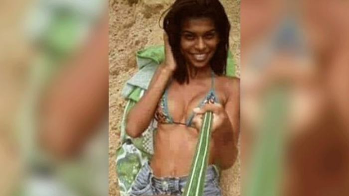 Quiso aparentar selfie en la playa pero un tercero arruinó su plan: la dejó en evidencia